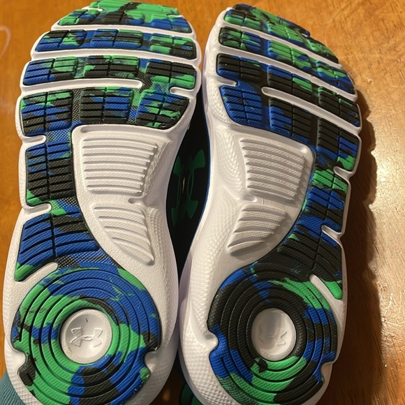 NEW Size: 6Y Under Armour Kids Assert sneakers, black, green, blue, and white - Picture 2 of 8